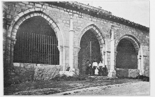 Lámina 35.
ALEGRÍA Ermita de Ntra. Sra. de Ayala: Pórtico.
(Fot. L. E.)