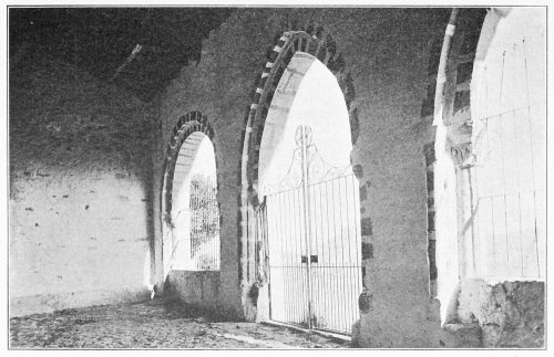 Lámina 36.  ALEGRÍA Ermita de Ntra. Sra. de Ayala: Interior del
pórtico.
(Fot. L. E.)