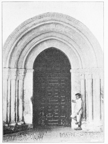 Lámina 52.
BETOÑO Puerta de la iglesia.
(Fot. L. E.)