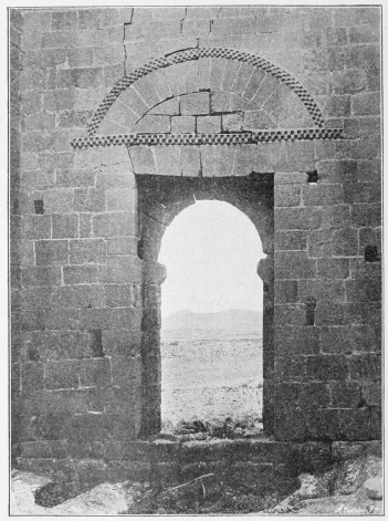 Lámina 67.
LA BASTIDA Puerta de la ermita de San Martín de los Monjes (interior).
(Fot. L. E.)