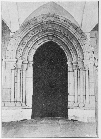 Lámina 90.
OTAZU Puerta de la iglesia.
(Fot. L. E.)