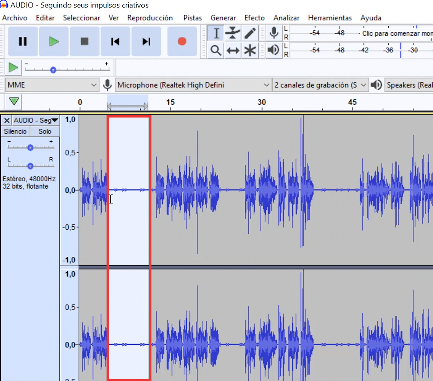 Para eliminar los ruidos exteriores, selecciona con tu ratón una pequeña parte de la pista donde se encuentre el sonido ambiente o un sonido molesto (una puerta, un golpe o el tráfico). 