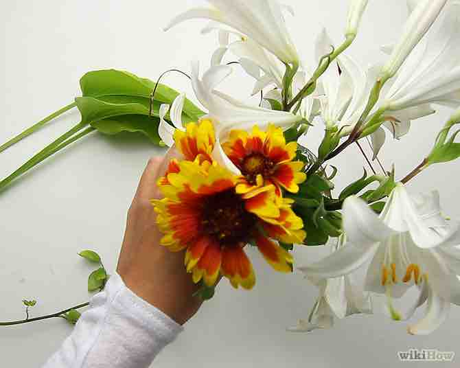 Imagen titulada Arrange Flowers Step 11