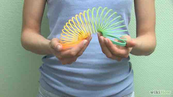 Imagen titulada Do Cool Tricks With a Slinky Step 1