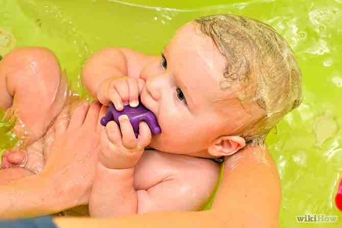 Imagen titulada Bathe a Newborn Step 12