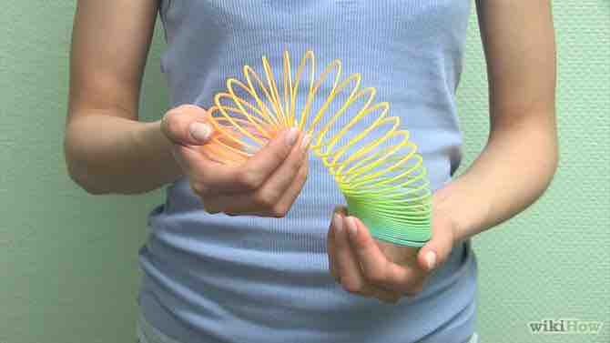 Imagen titulada Do Cool Tricks With a Slinky Step 3