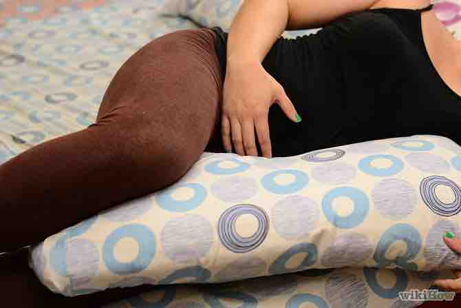 Imagen titulada Lie Down in Bed During Pregnancy Step 7