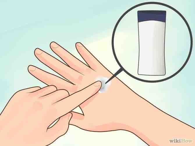 Imagen titulada Cure Severely Chapped Hands Step 1