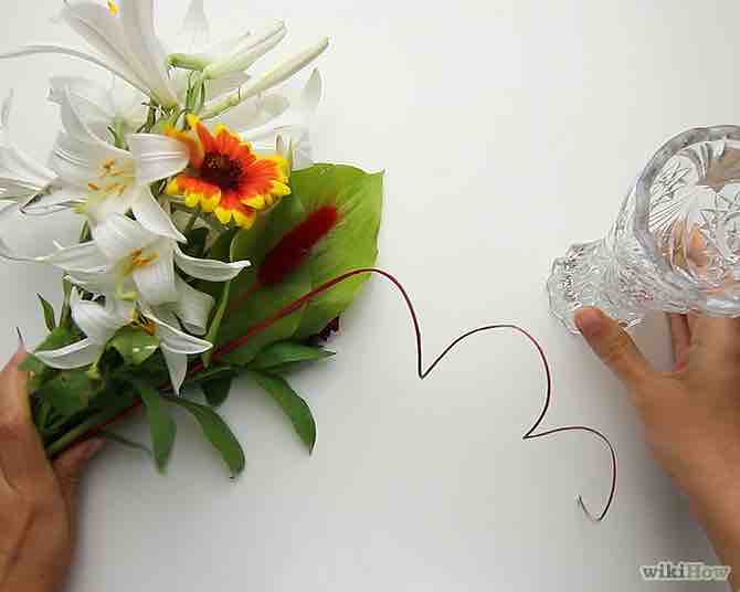 Imagen titulada Arrange Flowers Step 6