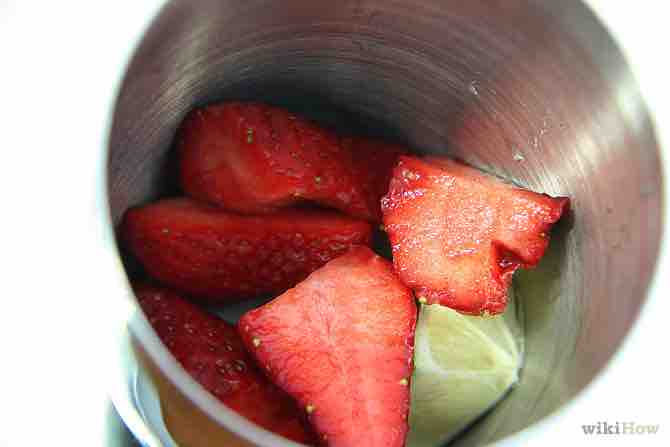 Imagen titulada Make a Strawberry Mojito Step 1