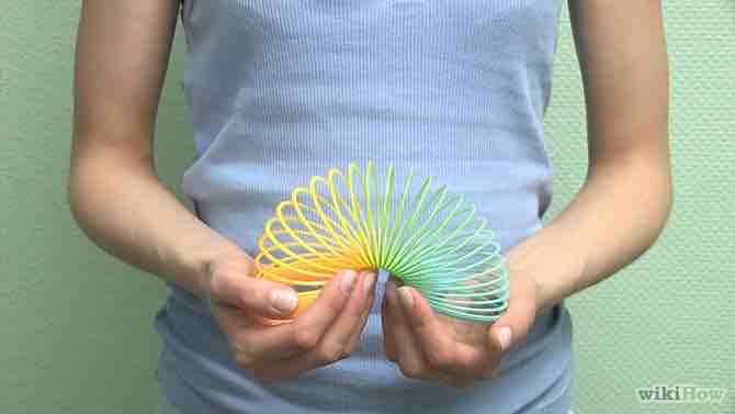 Imagen titulada Do Cool Tricks With a Slinky Step 2