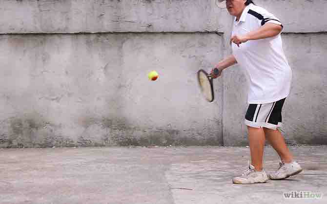 golpear una pelota de tenis