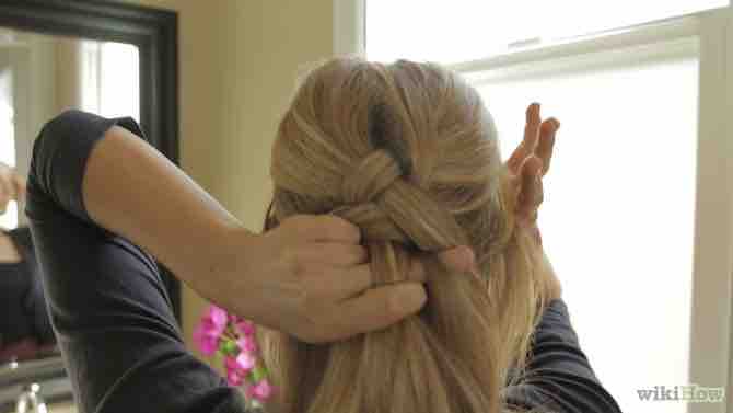 Imagen titulada Make a Dutch Braid Step 7