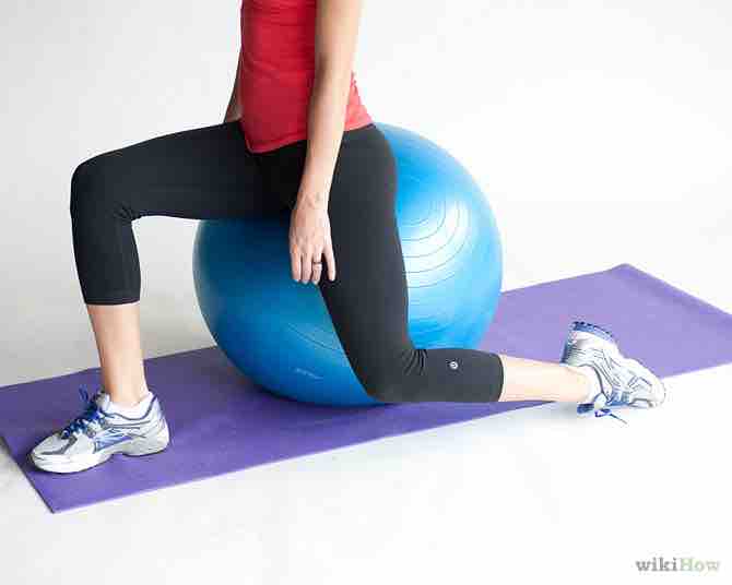 Imagen titulada Do a Quadriceps Stretch With an Exercise Ball Step 2