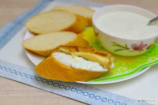 hacer queso Kasseri frito con salsa de pepino