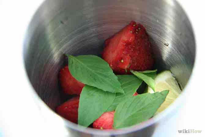 Imagen titulada Make a Strawberry Mojito Step 3