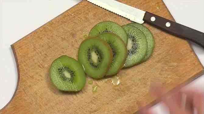 Imagen titulada Cut a Kiwi Step 4 preview