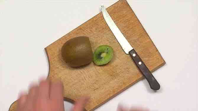 Imagen titulada Cut a Kiwi Step 5 preview