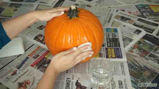 Imagen titulada Paint a Pumpkin Step 2