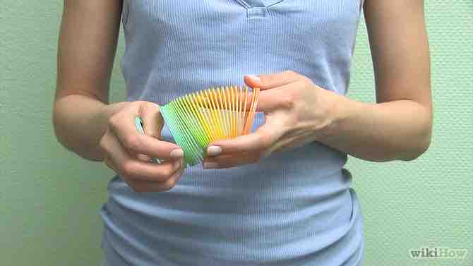 Imagen titulada Do Cool Tricks With a Slinky Step 10