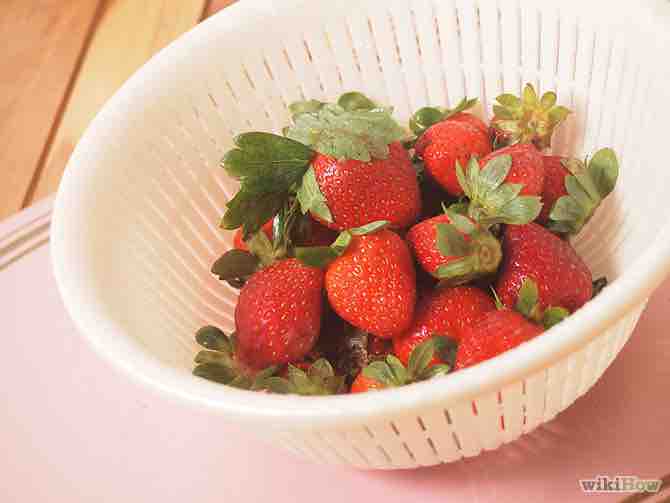 Imagen titulada Freeze Strawberries Step 1