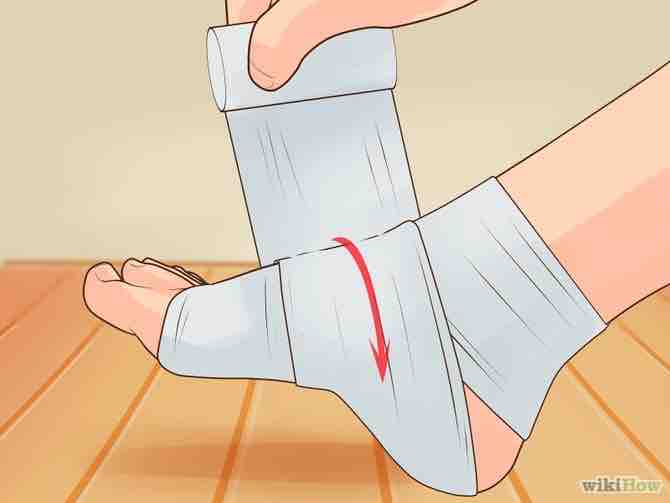 Imagen titulada Wrap an Ankle Step 4