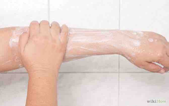 Imagen titulada Shave Your Arms Step 3