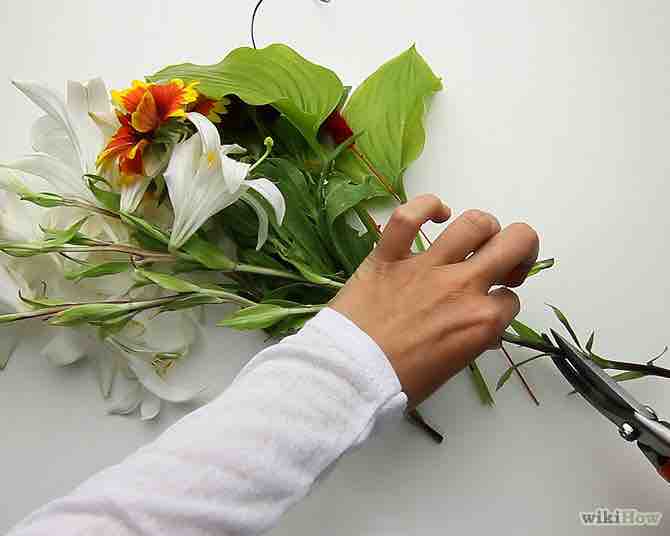 Imagen titulada Arrange Flowers Step 7