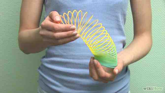 Imagen titulada Do Cool Tricks With a Slinky Step 4