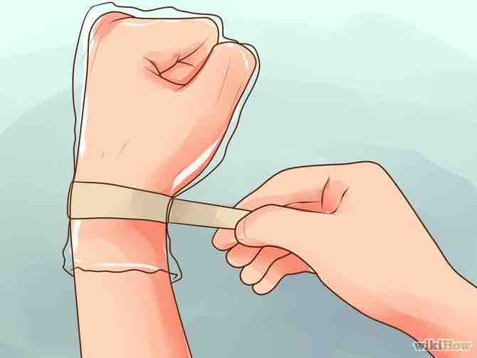 Imagen titulada Cure Severely Chapped Hands Step 4