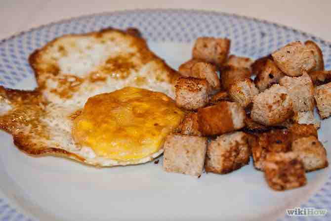 hacer huevos fritos en abundante aceite